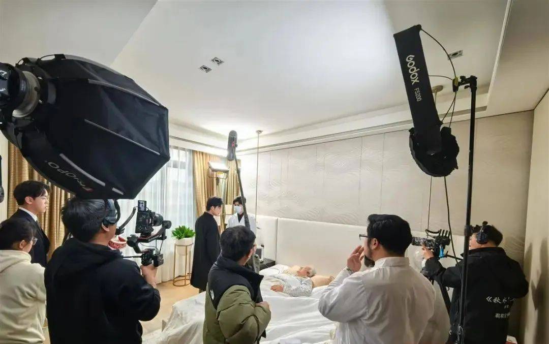 日薪5000元 短剧剧组急缺\"霸总爹\"短剧剧组急需招聘霸总爹角色，日薪高达5000元。这是一个绝佳的机会，对于希望在短剧制作领域展现自己才华的人来说，不容错过。以下是关于这一职位的详细信息。