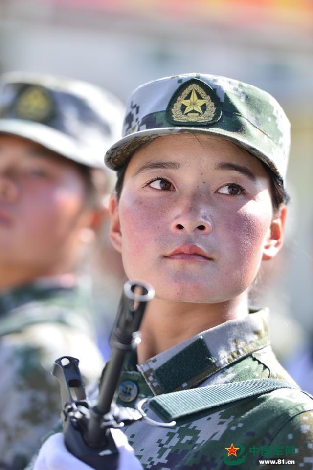 中国女民兵太飒了中国女民兵的风采，英勇无畏，太飒了！