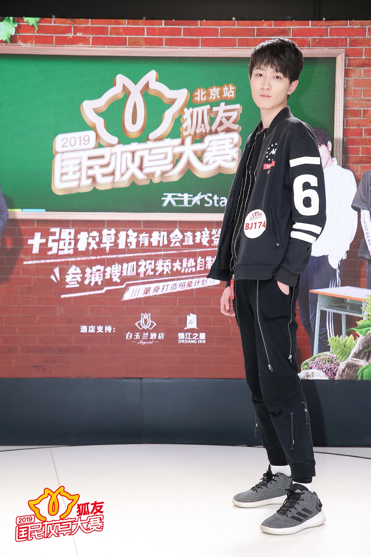 网红桃黑黑在校园男神大赛中获第一网红桃黑黑在校园男神大赛中夺魁，魅力无限的校园新星