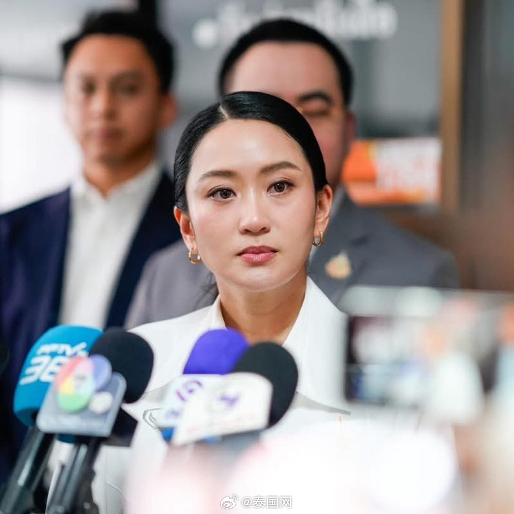佩通坦穿深色套装抵达法院微笑致意佩通坦穿深色套装抵达法院微笑致意的背后故事