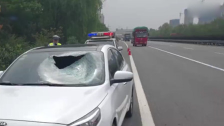高速上对向车道飞来铁件砸伤副驾高速惊魂，铁件飞来砸伤副驾