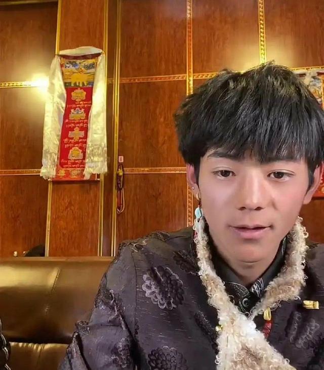 丁真爆红后坦言有点乏有点困丁真，一个来自四川甘孜藏族自治州理塘县的普通少年，因其独特的外貌和朴实的性格在网络上迅速走红。走红后，他面临了前所未有的关注和压力，坦言自己有时会感到疲惫和困乏。