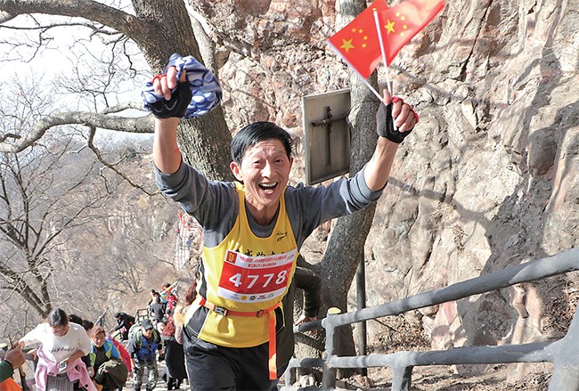 游客爬嵩山遇到魔性“加油”牌嵩山探险奇遇，游客遭遇神秘加油牌