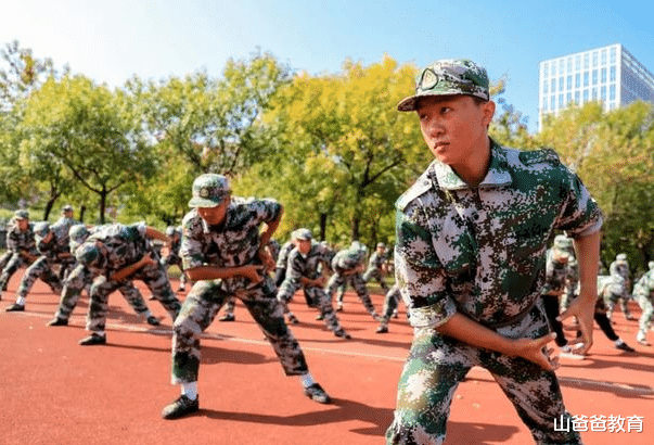 高温天气军训是否应该被取消关于高温天气是否应该取消军训，不同人有不同的看法。
