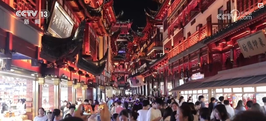 第一视角体验锦州赛博烧烤季名场面我坐在锦州赛博烧烤店的露天座位上，周围是熙熙攘攘的人群和热闹的夜市氛围。我深吸一口气，空气中弥漫着烤肉的香气，夹杂着淡淡的花香和夜晚的微风。