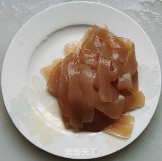 魔芋爽到底是什么做的魔芋爽是一款以魔芋为主要原料制作的食品。魔芋是一种草本植物，取其地下部分作为原料，经过加工处理，如切片、清洗、软化、护色等工序后，与调味料如食用盐、白砂糖、辣椒、香辛料等结合，制作成口感清脆爽滑的食品。因此，魔芋爽是用魔芋做成的。