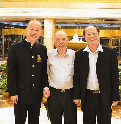 外籍华人带姥爷参军照观礼九三阅兵外籍华人携姥爷观礼九三阅兵，传承与荣耀的交汇