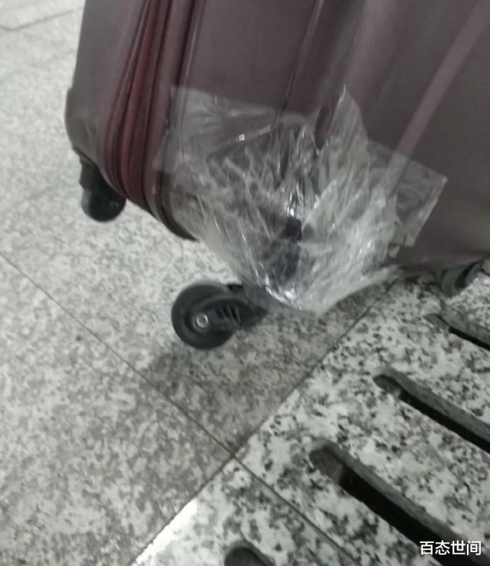 女子坐高铁行李被卡 张智霖出手相助女子坐高铁行李被卡，张智霖暖心相助